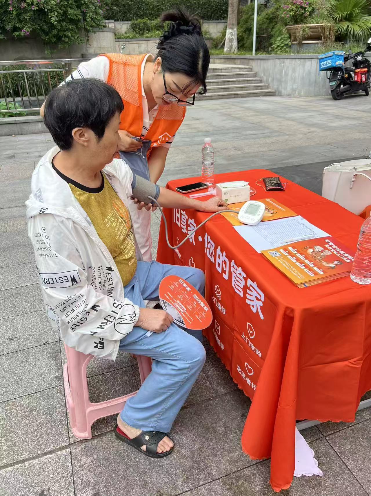 免费量血压 · 便民服务进社区